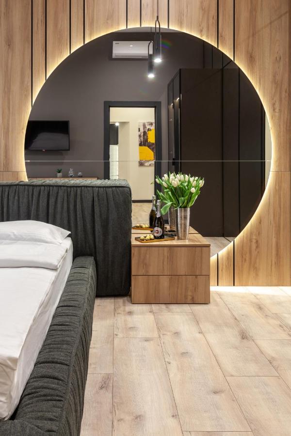 Royal Vip Apartment On Leontovicha 5 Lviv Ngoại thất bức ảnh